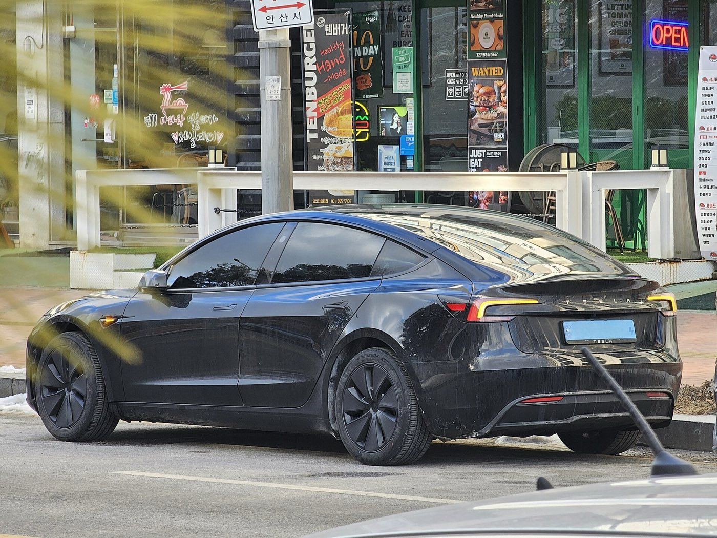 Tesla Model 3 Highland in black